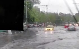 Ploaia și vântul au făcut iar probleme în București: 11 copaci prăbușiți, inundații în Tineretului, trafic greoi