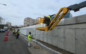 Pasajul Apărătorii Patriei: după tablierul metalic, constructorul a trecut la iluminat și protecția betonului