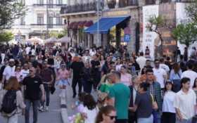 „Străzi deschise”: Calea Victoriei redevine pietonală și găzduiește o expoziție spectaculoasă de mașini BMW clasice